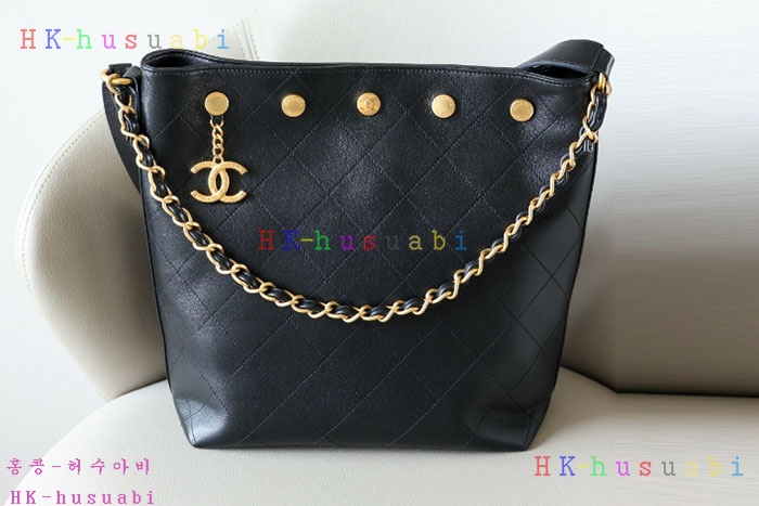 ★미러급★샤넬 25SS 호보백 라지 버킷백 체인 스터드 CC로고 램스킨  AS5406