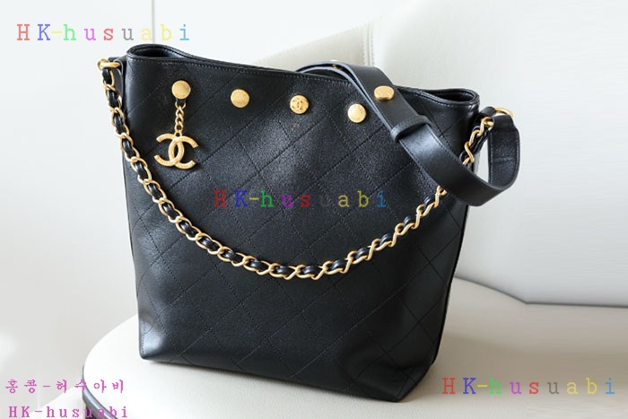 ★미러급★샤넬 25SS 호보백 라지 버킷백 체인 스터드 CC로고 램스킨  AS5406