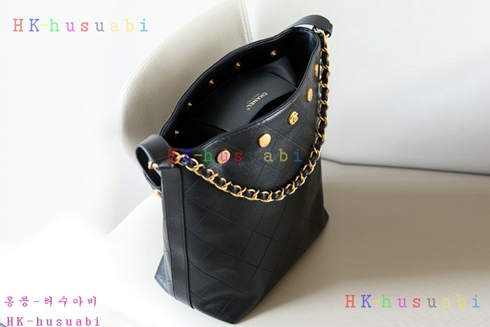 ★미러급★샤넬 25SS 호보백 라지 버킷백 체인 스터드 CC로고 램스킨  AS5406