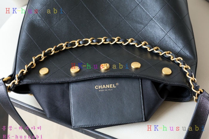 ★미러급★샤넬 25SS 호보백 라지 버킷백 체인 스터드 CC로고 램스킨  AS5406